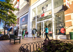 
                                                    Downtown Silver Spring: H&M
                                            