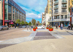 
                                                    National Harbor: Waterfront Street - South moon under and Bond 45
                                            