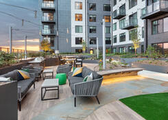 
                                                    Vista Fairfax Corner: Courtyard
                                            